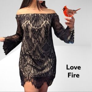 Love fire beautiful black Chantilly lace dinner dress! On or off shoulde…